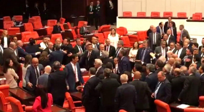 TBMM'de büyük gerginlik! CHP ve MHP milletvekilleri kavga etti