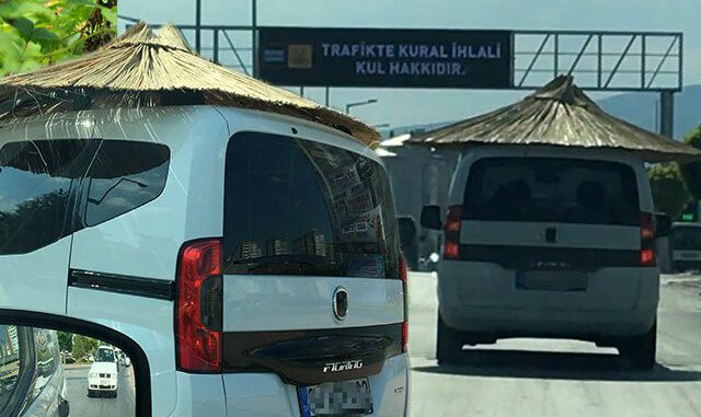 Trafikte ilginç görüntü... Şemsiyeli aracı gören telefonuna sarıldı