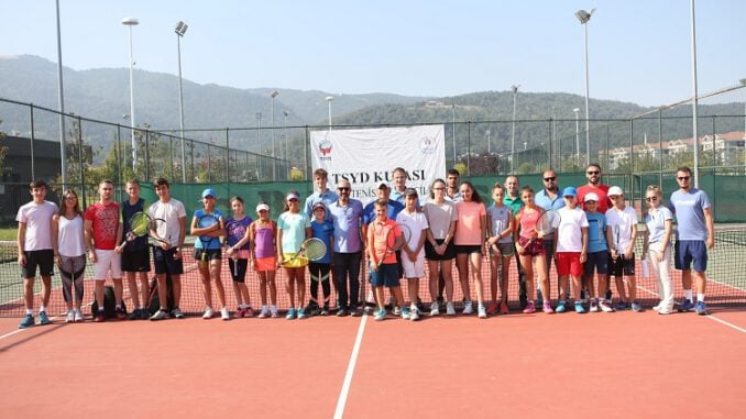 TSYD Bursa'nın 4'üncüsü düzenlediği tenis şöleni başladı