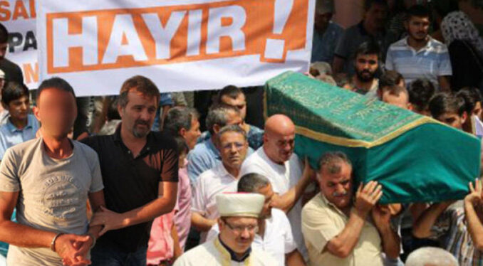 Uyuşturucu satma, uyuşturucu kullanma yazılı pankart taşıyan şahıs uyuşturucu ile yakalandı