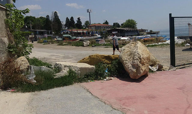 Yolu kapatmak için tarihi eser koymuşlar