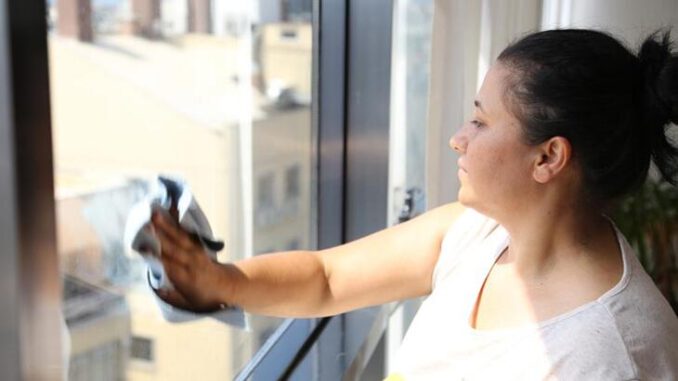 5 kez sildiği camın temizliğini beğenmeyen ev sahibi ile karakolluk oldu