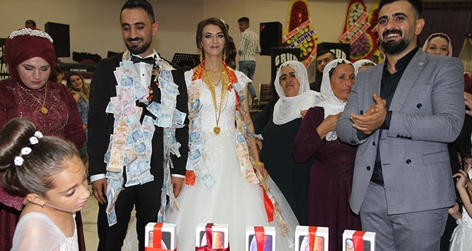 Aşiret düğününde ilginç takı
