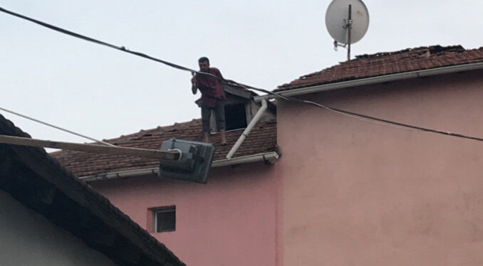 Bursa'da elinde baltayla çatıya çıkan adam 7 metreden aşağı düştü