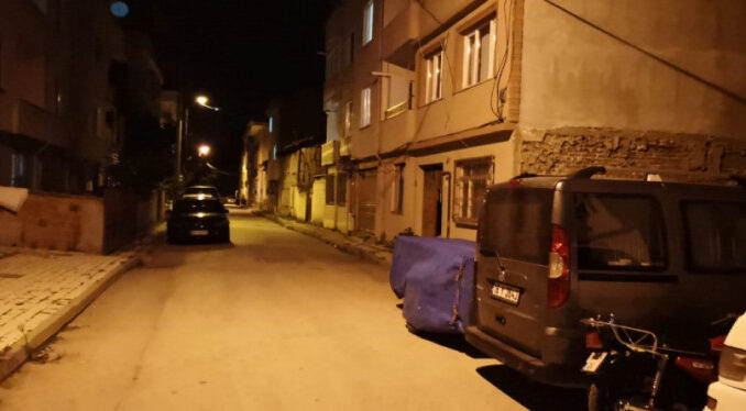 Bursa'da evine balkondan girmeye çalıştığı sırada düşerek yaralandı