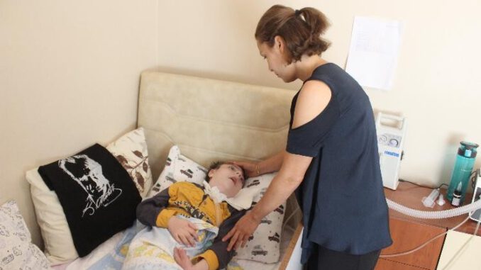 Bursa'da Makinelere Bağlı Çocuğu Sağlık Ocağına Çağıran Doktor Hakkında İnceleme Başlatıldı
