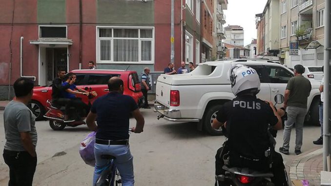 Bursa'da tartışığı genç kadına sokak ortasında ateş etti