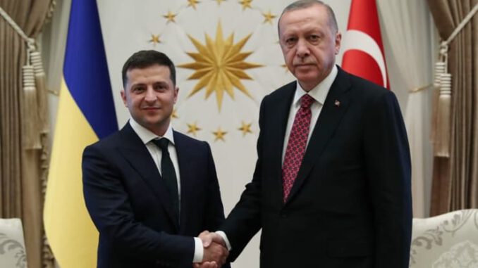 Erdoğan, Zelenskiy’i resmi törenle karşıladı.