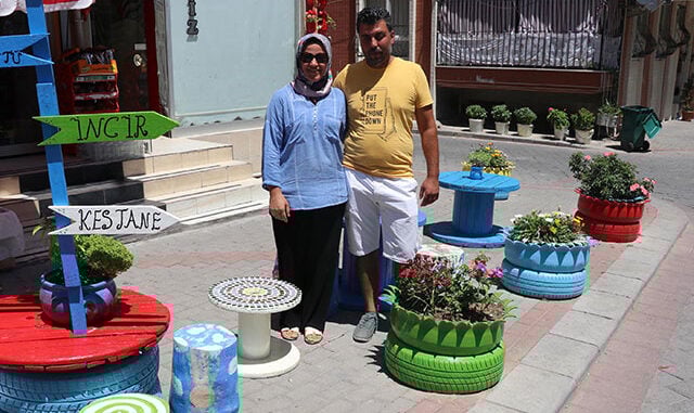 Eski lastiklerle kaldırımları böyle renklendirdiler