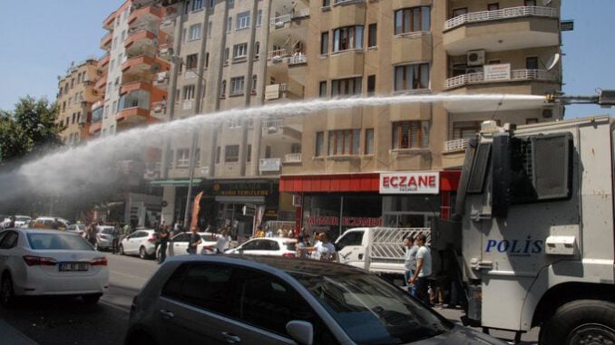 Görevden alma kararını protesto eden kalabalığa tazyikli suyla müdahale