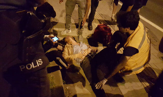 Kavgayı ayırmak isterken ayağından vuruldu