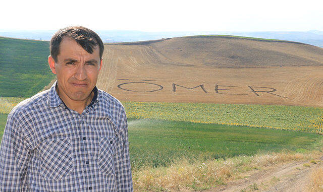 Ölen kardeşinin adını 9 yıldır tarlaya yazıyor