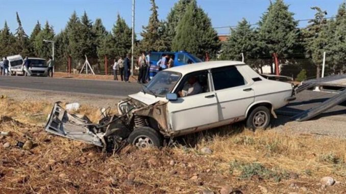Otomobil ile minibüs çarpıştı Yaralılar var