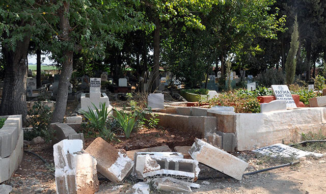 Reyhanlı'da mezarlığı tahrip etmişler