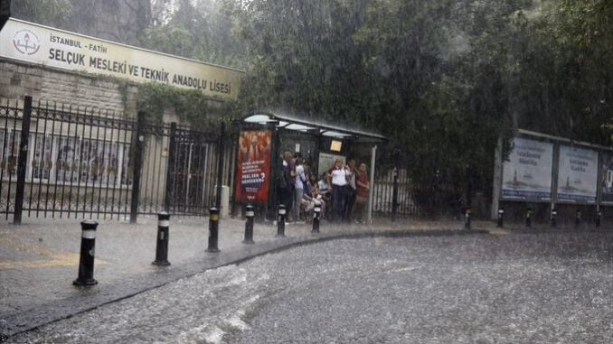 Sağanak yağış İstanbul'da toplu ulaşımı vurdu