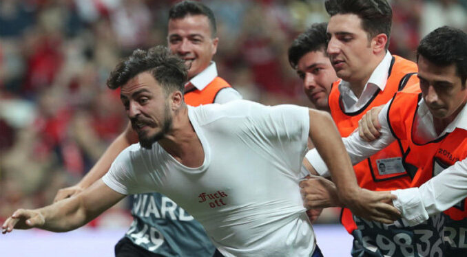 UEFA Süper Kupa finalinde sahaya giren YouTuber ve arkadaşları gözaltında!