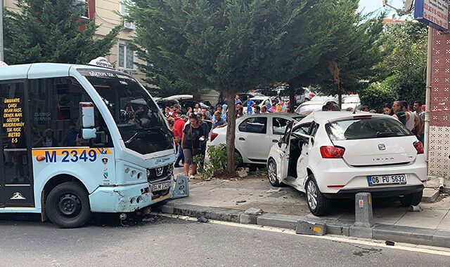 Ümraniye'de minibüs ile otomobil çarpıştı; 1'i bebek 6 yaralı
