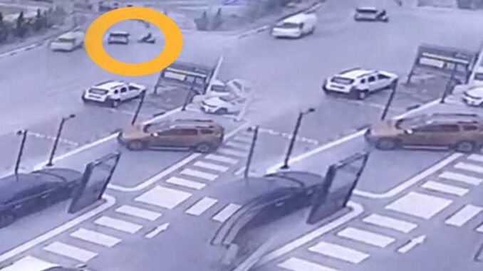 Bursa'da-hafif-ticari-araç-ile-motosiklet-böyle-çarpıştı1-yaralı
