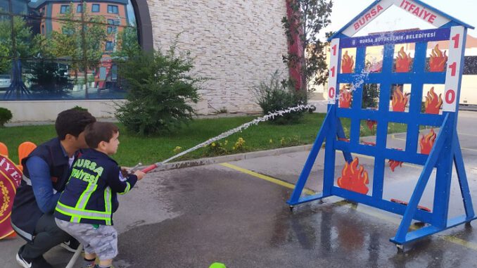 Bursa'da minik itfaiyeciler iş başında
