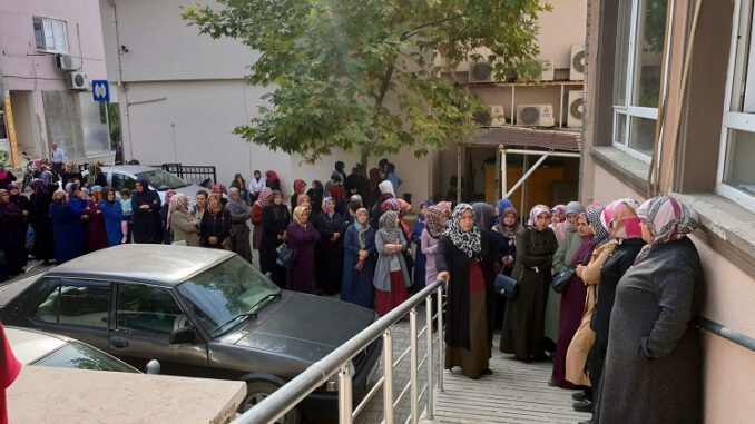 Bursa'da okul hizmetlisi alımında uzun kuyruklar oluştu