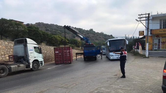 Bursa'da Seyir Halindeki TIR'dan Konteyner Düştü