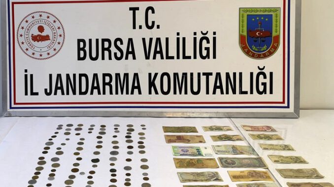Bursa'da tarihi eser satıcısına suçüstü 133 sikke ile 22 adet kağıt para ele geçirildi (2)
