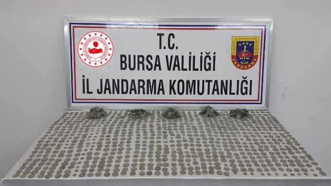 Bursa'da tarihi sikkeleri satamadan yakalandılar (2)