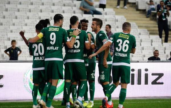 Bursaspor iki kulvarda da yoluna devam ediyor
