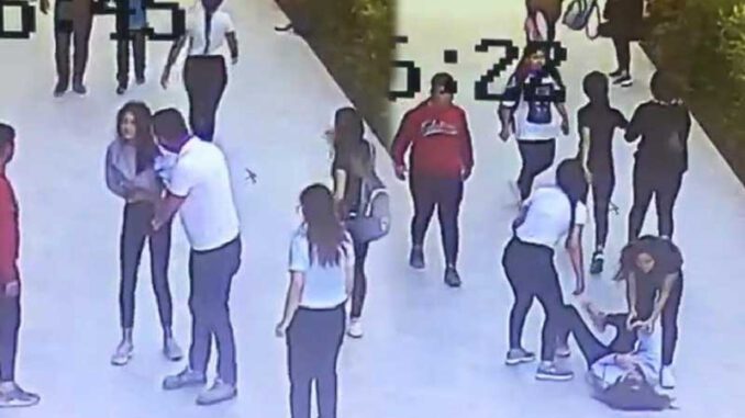 Kız öğrenci, tartıştığı 4 kız tarafından dövüldüKız öğrenci, tartıştığı 4 kız tarafından dövüldü