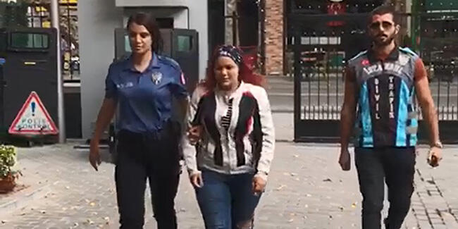 Motosiklet üzerinde dans eden kadın sürücü yakalandı