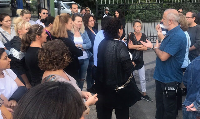 Öğretmenlerin istifa ettiğini duyan veliler, okul önüne koştu