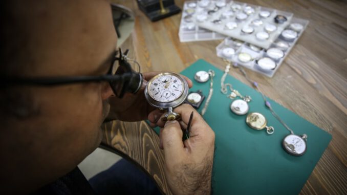 Saatlere 'Tik Tak' Sesini Verebilmek İçin Aylarını Harcıyor