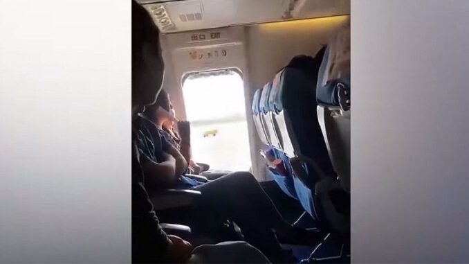 Uçak havalanmak üzereyken acil çıkış kapısını açtı
