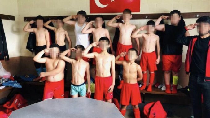 9 yaşındaki çocukların asker selamına soruşturma
