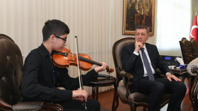 Bakan Selçuk, Mozart ödüllü Ali'yi makamında ağırladı