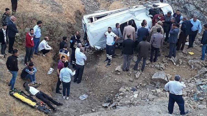 batmanda-iscileri-tasiyan-minibus-devrildi-1-olu-10-yarali-4390-dhaphoto1-5db6a86a0bb88