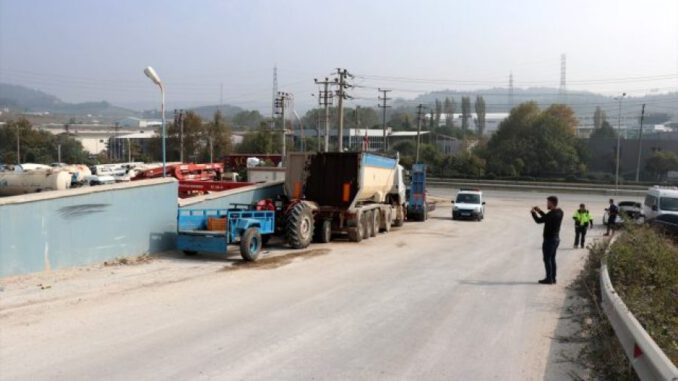 bursa-da-traktor-kamyona-carpti-1-olu-11805613-o-5da8458582378