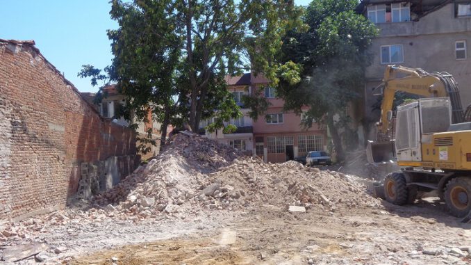 Bursa Osmangazi'de Metruk Binalar Yıkıldı
