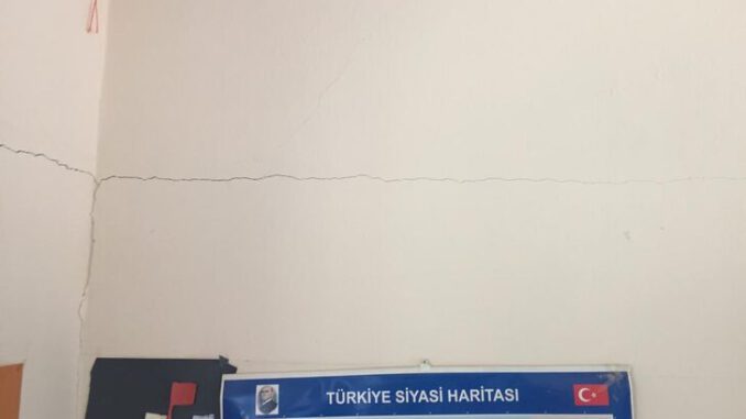 Bursa'da depremde hasar gören okul eğitim-öğretime kapatıldı