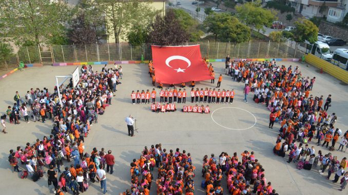 Bursa'da öğrenciler Mehmetçiğe selam gönderdi