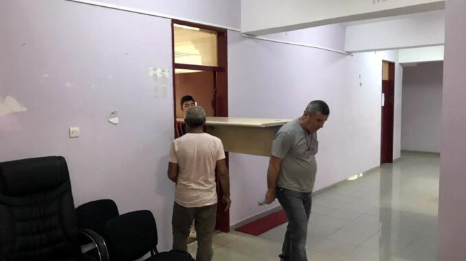 depremde-hasar-goren-kaymakamlik-binasi-tasiniyor-8251-dhaphoto5-5da6f249a5ba6
