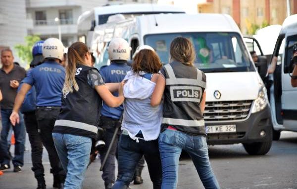 Diyarbakır'da HDP'lilerin izinsiz açıklamasına müdahale