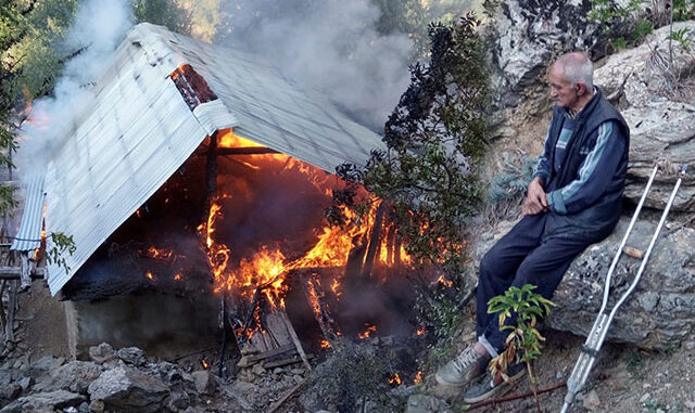 Evi yanarken, gözyaşlarıyla izledi
