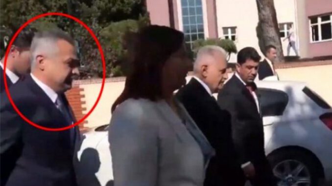 Görüntüler Tepki Çekti! Başkanlık Yarışını Kazanamayan AK Partili Vekil, Kadın Belediye Başkanını İttirdi