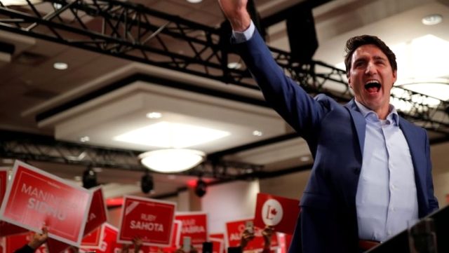 Kanada Başbakanı Trudeau mitinge çelik yelekle çıktı