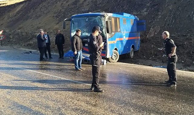 Mahkum taşıyan nakil aracı devrildi 9 yaralı
