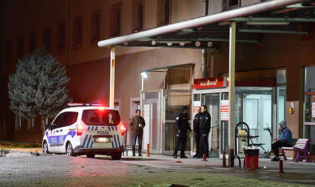 Polis merkezinde, polis memurunu bıçakladı