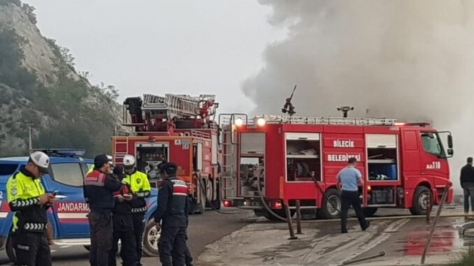 Seyir halindeki tekstil malzemesi yüklü tır yandı