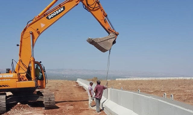 Türkiye-Suriye sınırına yüksek güvenlikli panel çit ve jiletli tel çekiliyor