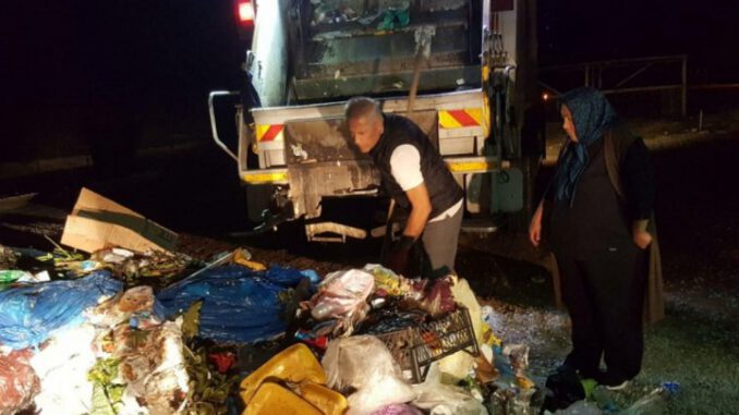 2 ton çöpün içinde para dolu poşeti aradı